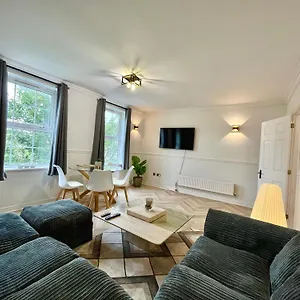 https://stylish-penarth-marina-apartment.cardiffhotelswales.com